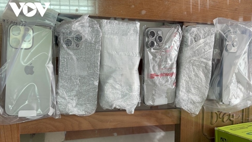 20 iPhones 15 smuggled from Thailand seized at Da Nang airport