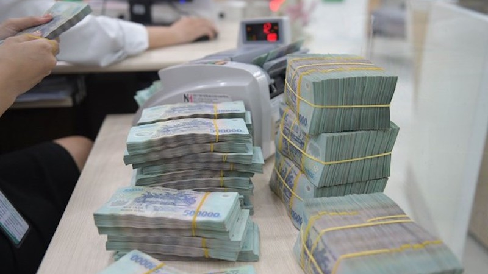 Bốn ngân hàng thương mại lớn đồng loạt hạ lãi suất huy động