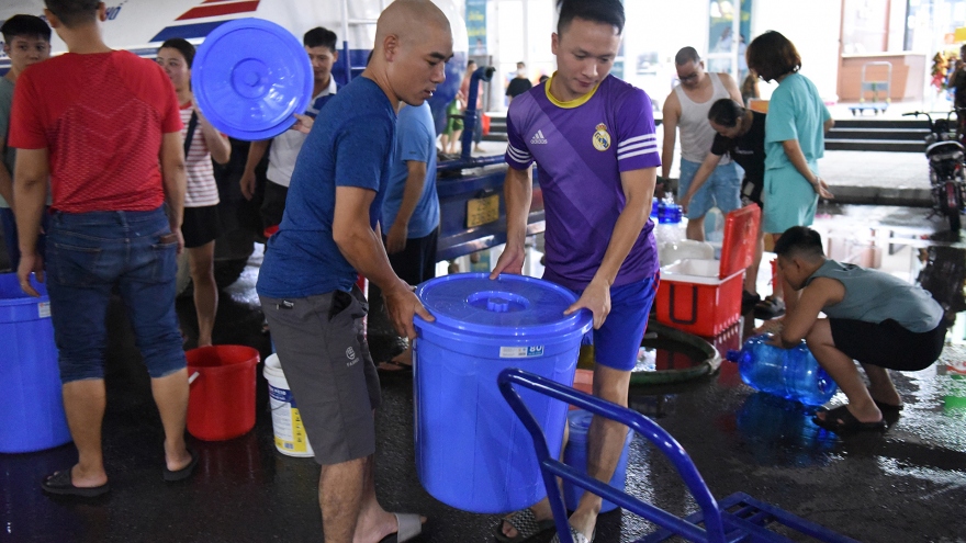 Người dân Thanh Hà lỉnh kỉnh xô, chậu đi lấy nước giữa đêm