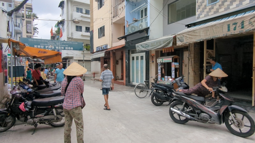 Người đàn ông đuổi chém người rồi tự sát: 6 người bị thương, một người thở máy