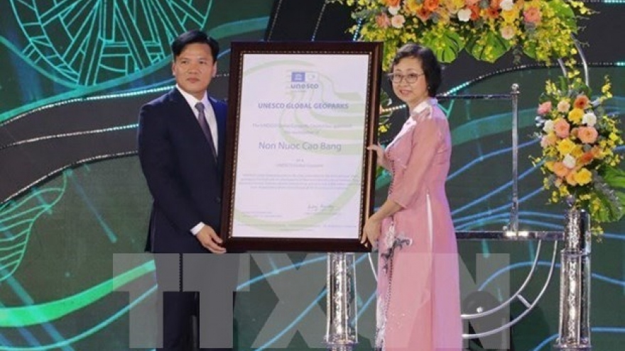 Non Nuoc Cao Bang receives Global Geopark title certificate