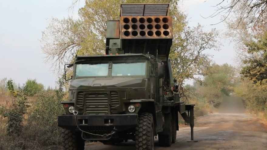 Nga công bố video nã pháo nhiệt áp TOS-2 vào mục tiêu ở Ukraine