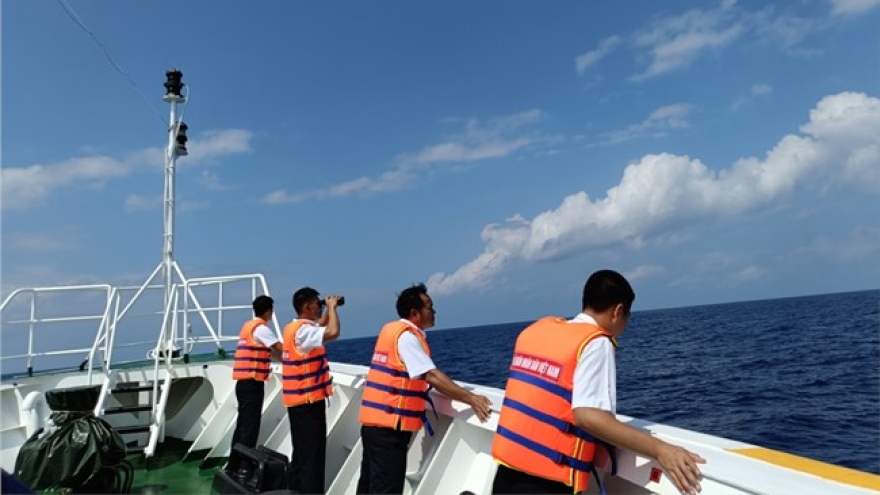 Foreign rescue forces join search for missing fishermen off Song Tu Tay Island