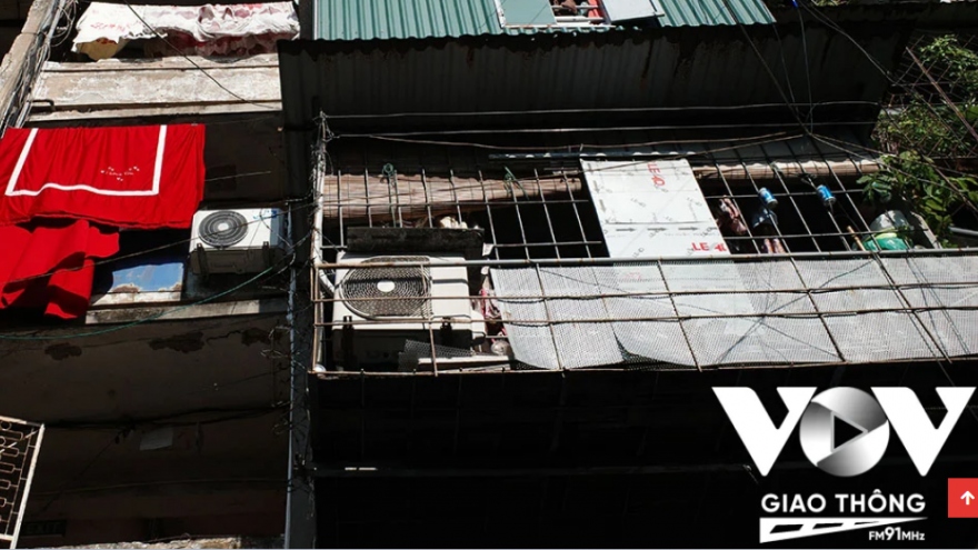Cận cảnh những căn nhà "đeo balo", nguy hiểm rình rập ở Hà Nội