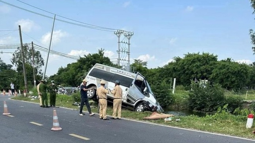 Ô tô 16 chỗ đâm liên hoàn khiến 2 người thương vong ở Hải Phòng