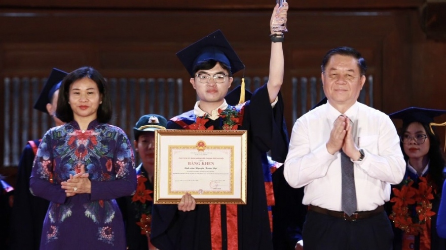 Hà Nội tuyên dương 96 thủ khoa tốt nghiệp đại học, học viện