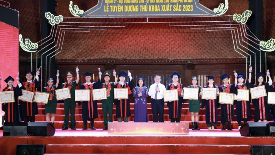 96 thủ khoa đại học tốt nghiệp xuất sắc là nguồn cán bộ trẻ tiềm năng của Thủ đô