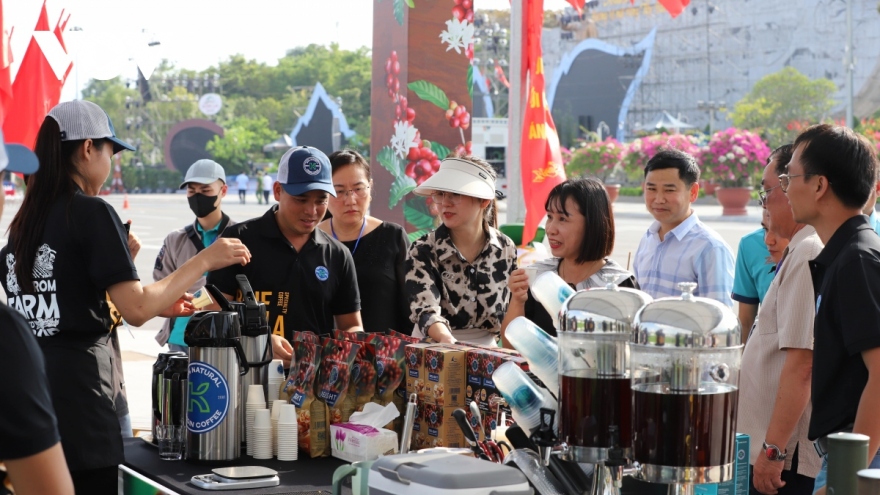 Đa dạng sản phẩm cà phê đến từ nhiều vùng miền trong lễ hội cà phê Sơn La