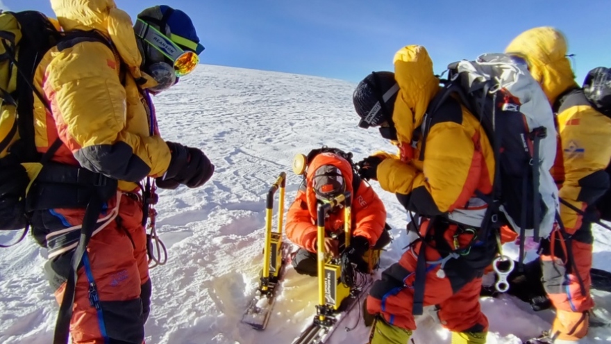 Trung Quốc lần đầu thám hiểm khoa học trên đỉnh núi hơn 8.000m ngoài Everest