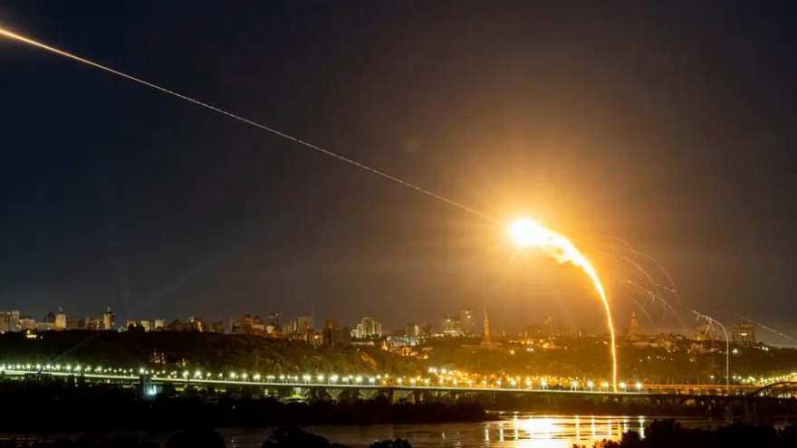 Nga phóng loạt tên lửa hành trình và UAV vào Ukraine