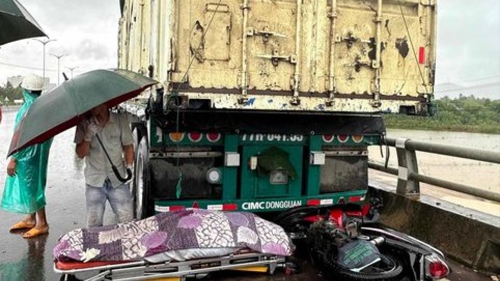 Tông vào xe container dừng dưới trời mưa, cô gái 23 tuổi tử vong