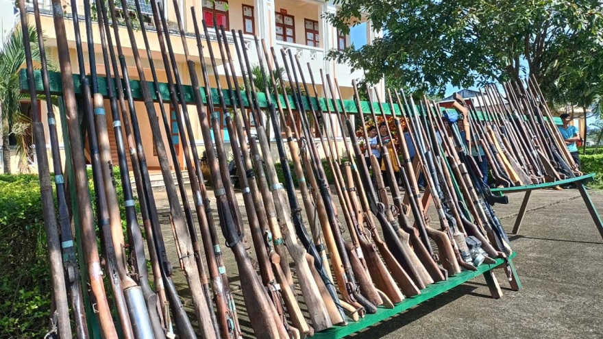 Người dân huyện Ia H’Drai ở Kon Tum giao nộp 73 súng tự chế