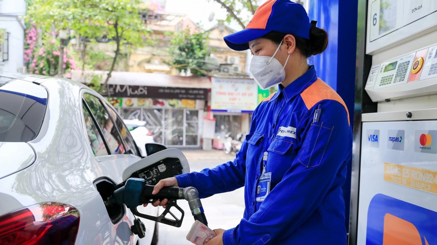 Giá xăng trong nước ngày mai có thể giảm mạnh