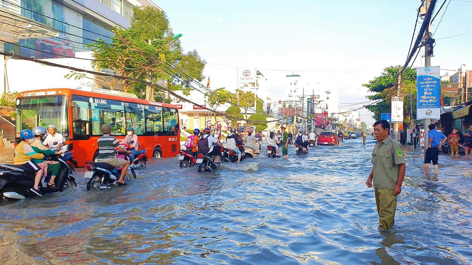 Đường Cần Thơ khô thoáng bất ngờ dù triều cường vượt mức báo động 3
