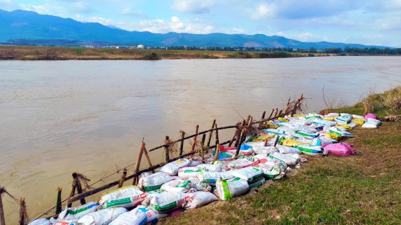 Nỗi lo sạt lở bên sông Vu Gia