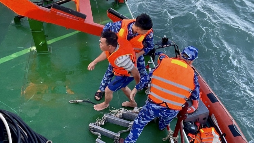 14 rescued fishermen on sunken boat brought ashore safely