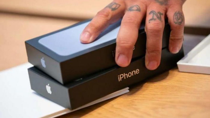 Đặt mua 4 chiếc iPhone 15 Pro Max, Apple gửi nhầm 60 chiếc