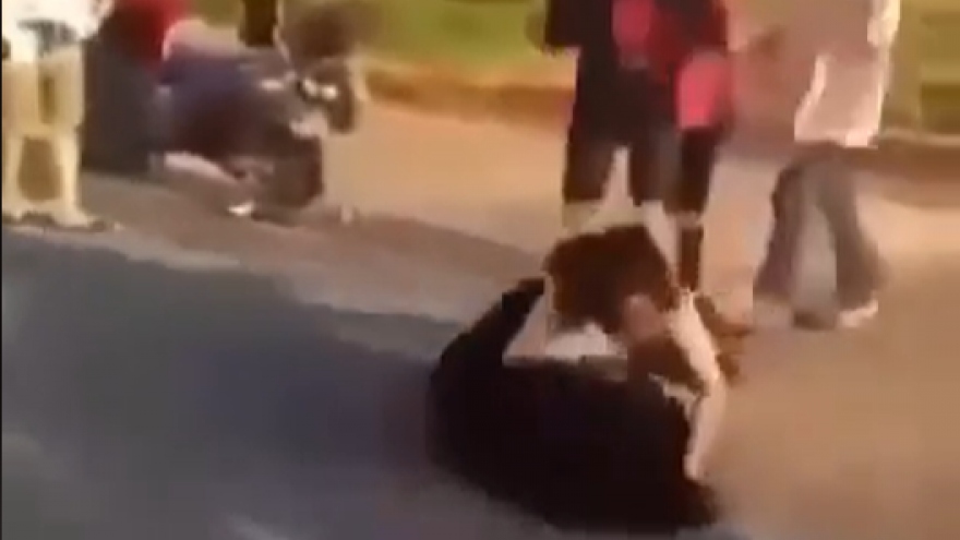 Clip ghi lại cảnh nữ sinh bị đánh nằm gục giữa đường ở Nghệ An