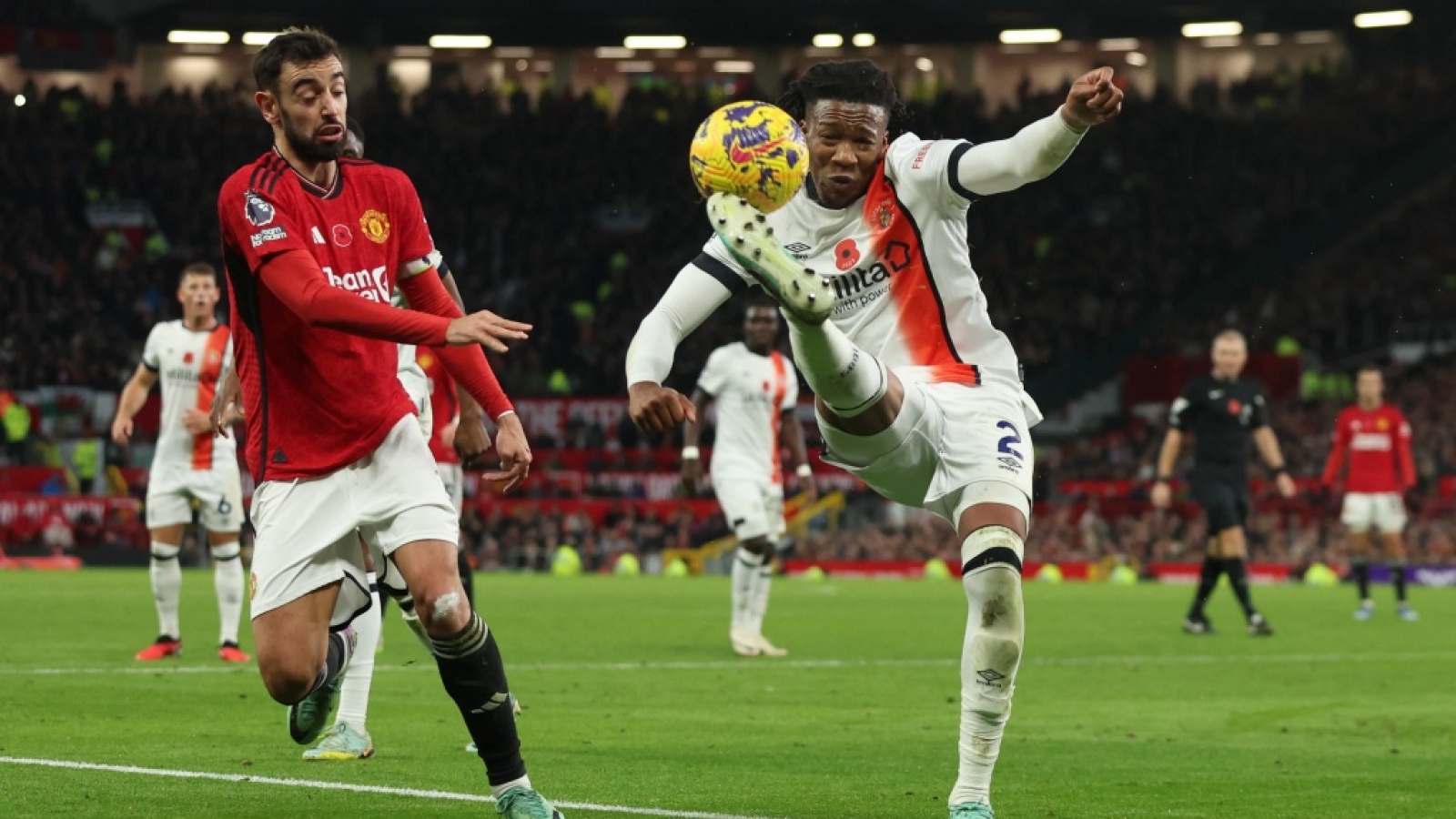 Kết quả vòng 12 Ngoại hạng Anh 10/11: Hàng công bế tắc, MU thắng nhọc Luton Town