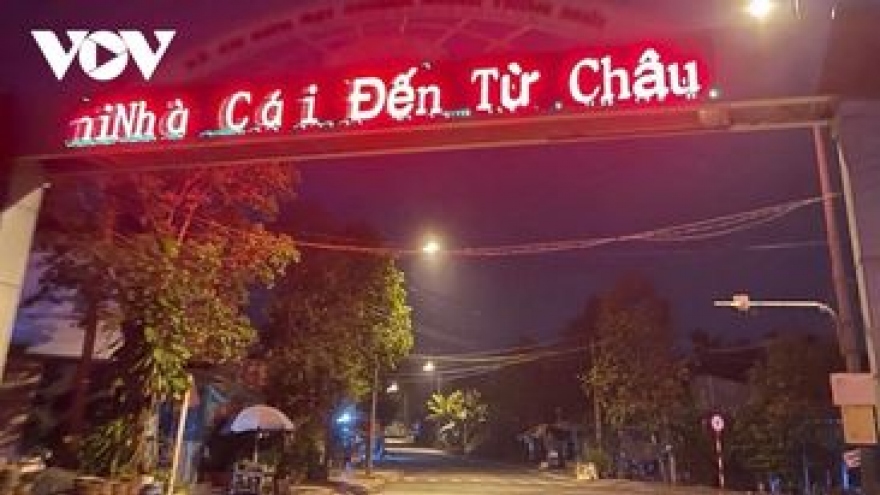 "Dòng chữ lạ" trên cổng chào ở Bình Dương, công an đang xác minh đối tượng