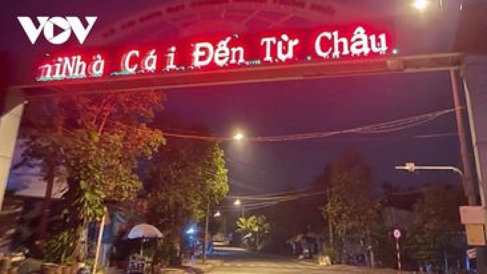 "Dòng chữ lạ" trên cổng chào ở Bình Dương, công an đang xác minh đối tượng