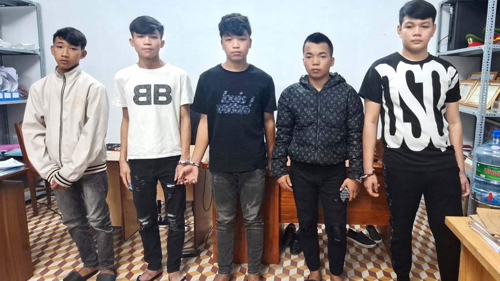 Khởi tố 6 đối tượng vì bắt, giữ người trái phép và cướp tài sản