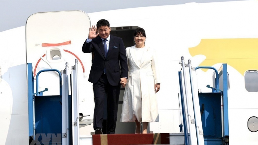 Mongolian President arrives in Hanoi, begins State visit to Vietnam