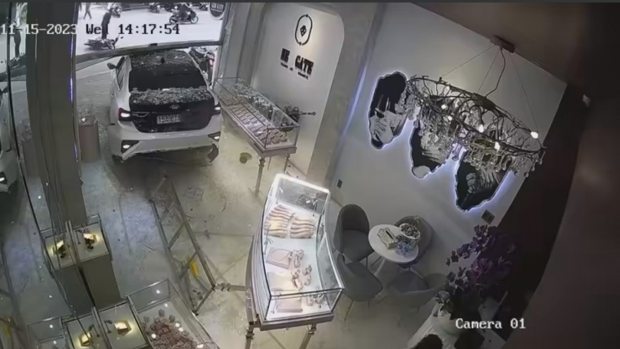 Nữ tài xế lùi xe trúng nhân viên bảo vệ, lao vào cửa hàng trang sức ở Hải Phòng