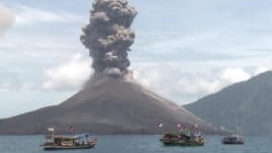 Núi lửa Anak Krakatau “thức giấc” khiến người dân Indonesia hoảng sợ