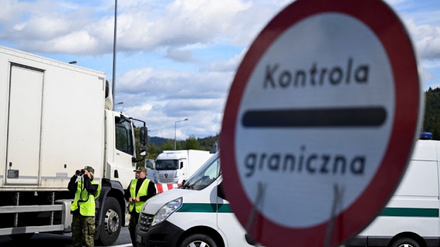 Ba Lan mở rộng kiểm soát biên giới Slovakia để ngăn dòng người di cư