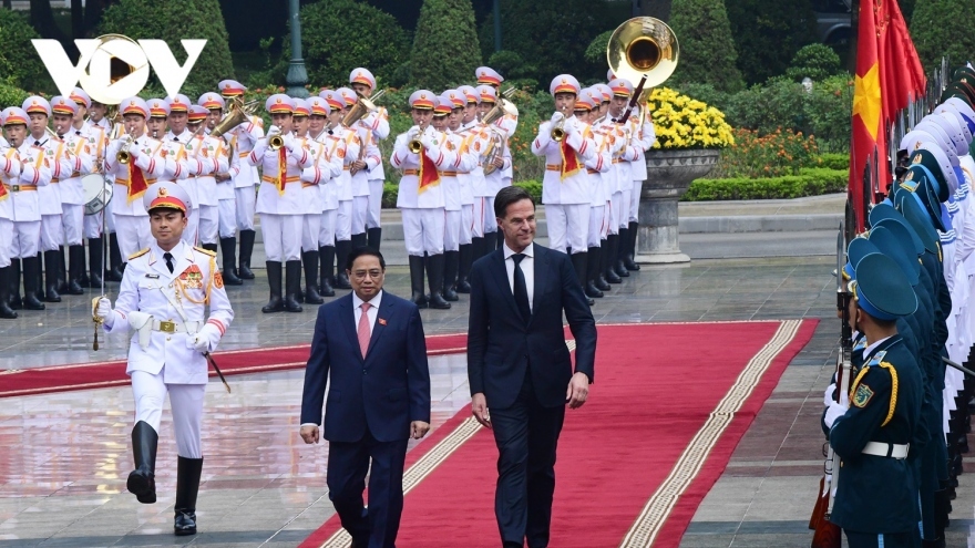 PM Chinh hosts welcome ceremony for Dutch counterpart