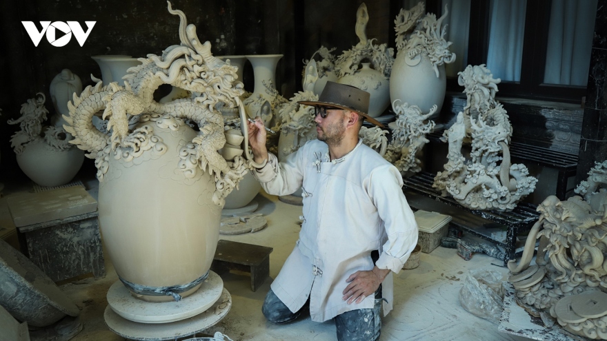 Unique ceramic articles to welcome lunar year of dragon 2024