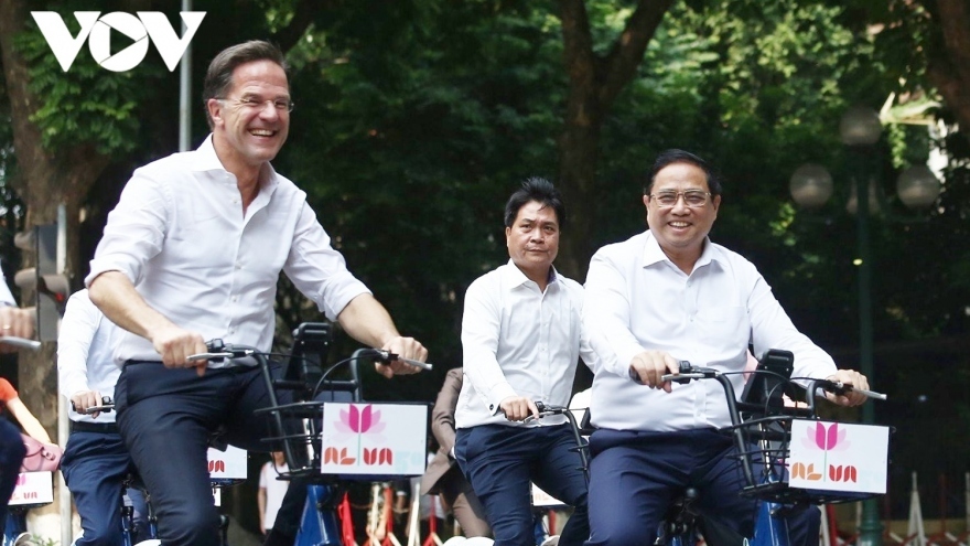 PM Chinh and Dutch counterpart tour streets of Hanoi by bicycle