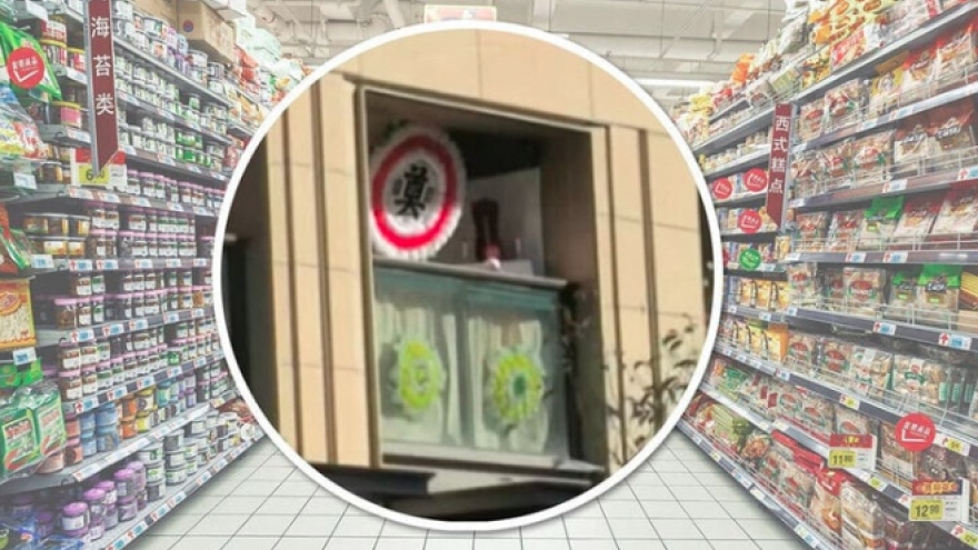 Biến ban công thành nhà tang lễ để trả thù hàng xóm