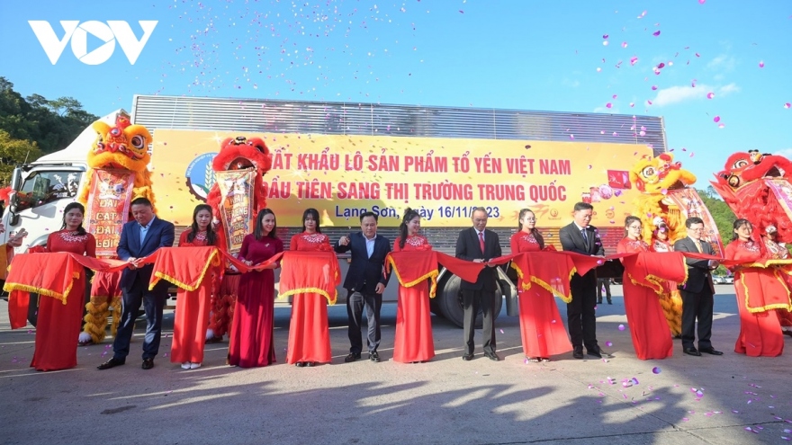Vietnam officially exports first batch of bird's nests to China