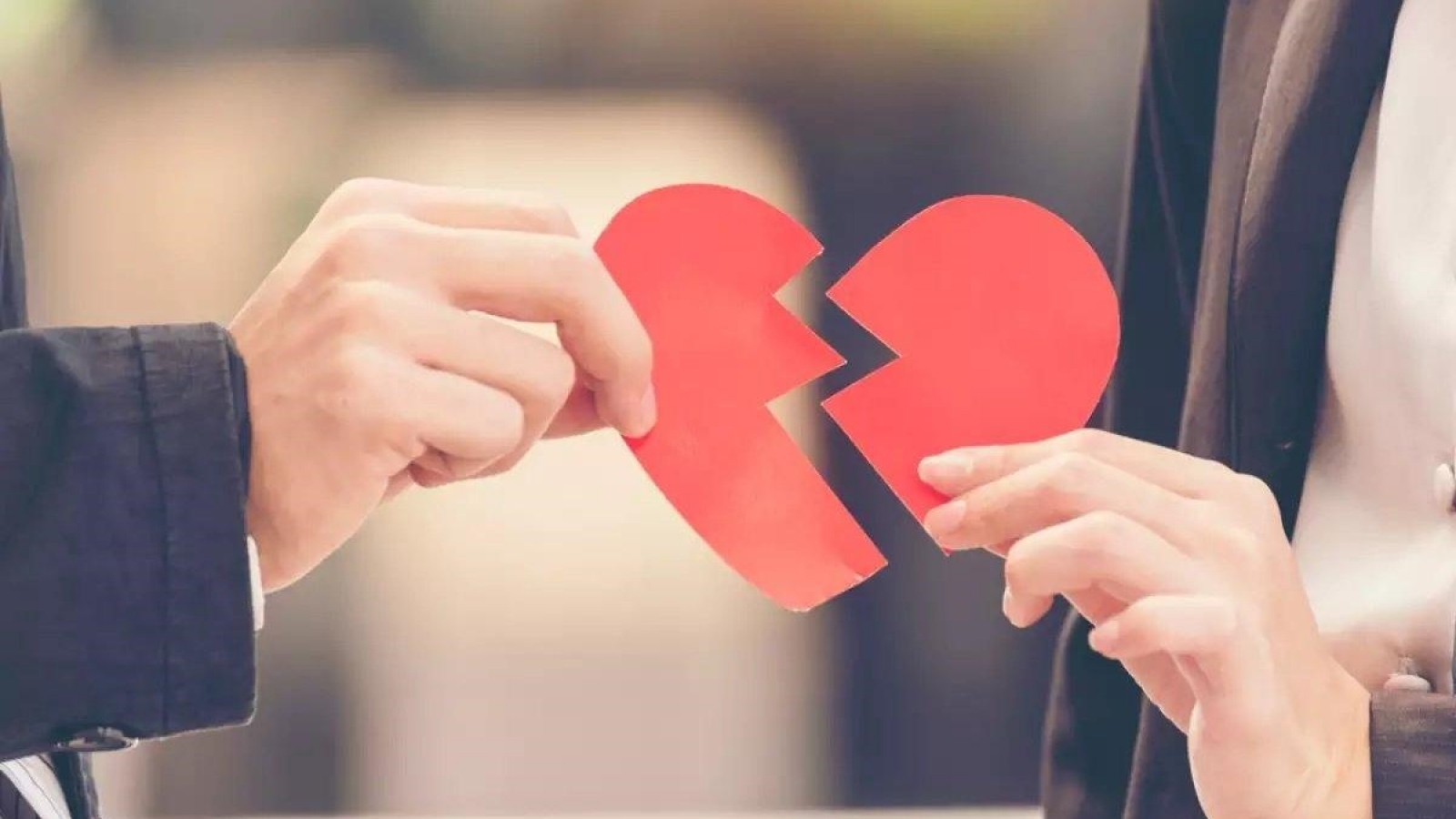Kết hôn 28 năm, chồng đột nhiên đòi ly hôn