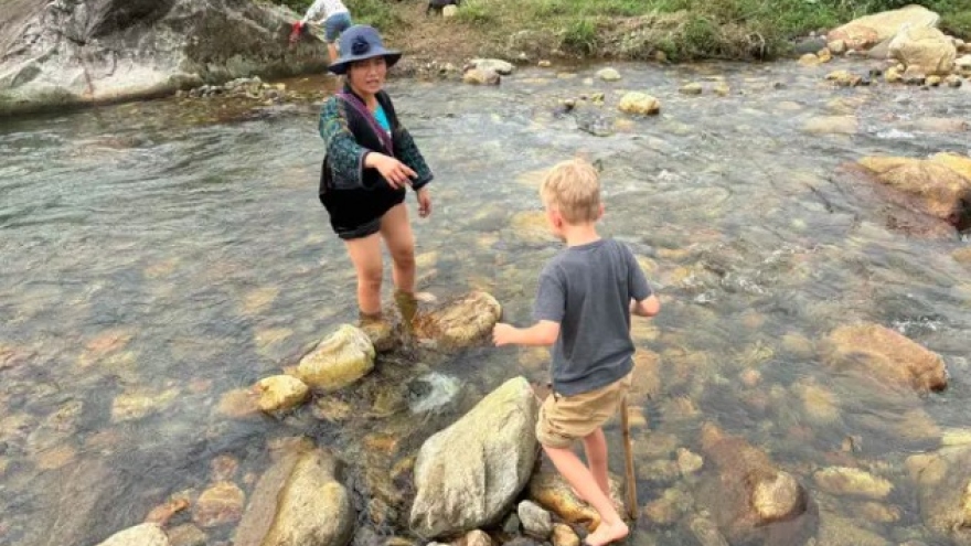 Foreign tourists impressed with week-long trip to Sapa with two kids