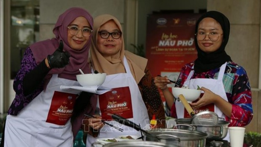 Foreign diplomats attend 'pho' cooking class in Ho Chi Minh City