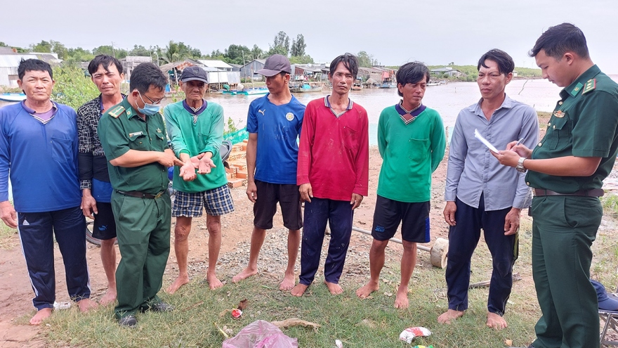Đồn Biên phòng Cái Cùng tiếp nhận 7 ngư dân bị chìm tàu trôi dạt trên biển