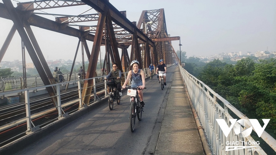Dòng thời gian chậm lại trên cầu Long Biên