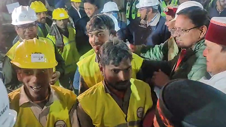 Ấn Độ cứu hộ 41 công nhân ra khỏi đường hầm bị sập