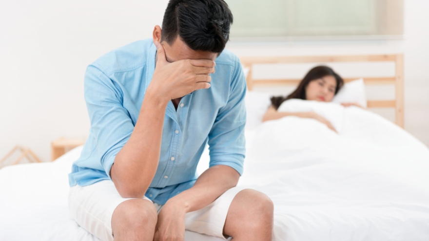 Chồng 55 tuổi lo lắng vì không đáp ứng được nhu cầu tình dục của vợ