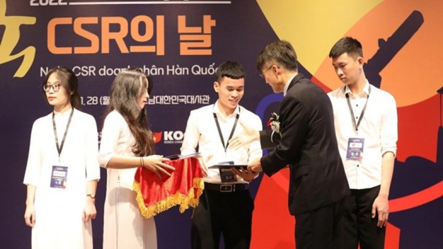 Korean firms present scholarships to Vietnamese students