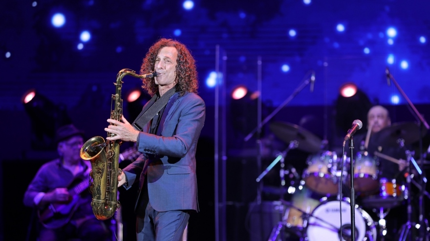 Kenny G enchants audience of over 4,000 in Hanoi