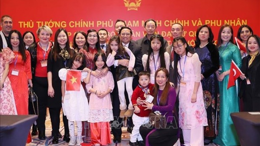 PM meets Vietnamese community in Turkey