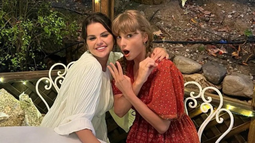 Selena Gomez lo lắng chuyện tình của Taylor Swift "diễn biến quá nhanh"