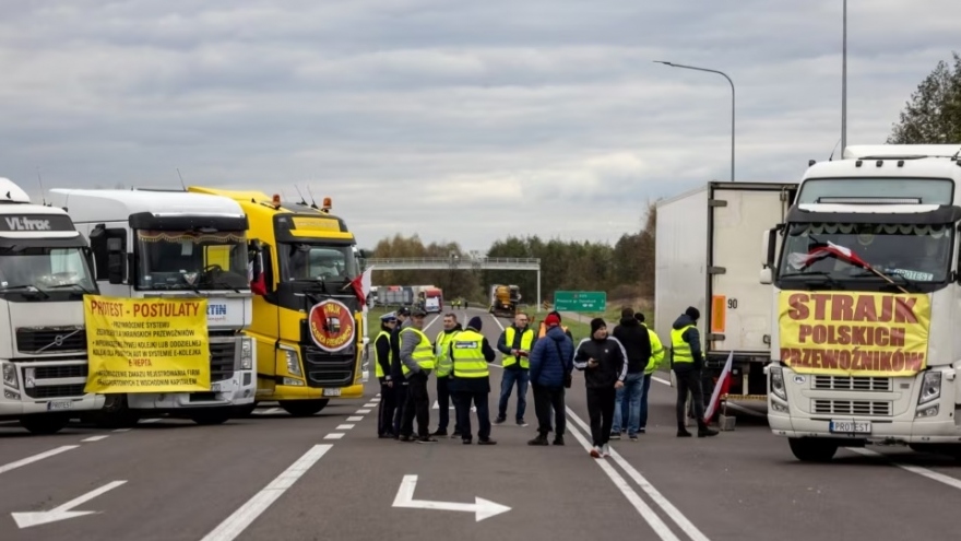 Hơn 20.000 phương tiện mắc kẹt ở biên giới Ba Lan - Ukraine