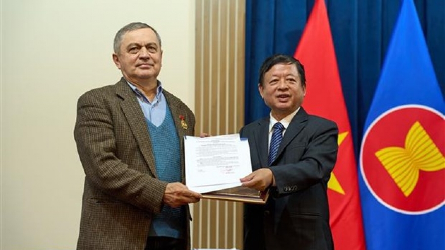 Russian researcher honoured for contributing to Vietnamese literature