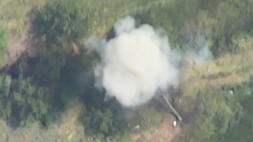 UAV Nga liên tiếp lao thẳng vào xe tăng và công sự của Ukraine