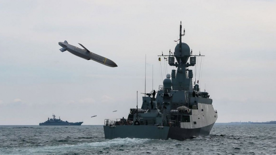 Vì sao Ukraine chỉ tấn công tàu chiến Nga đang neo đậu ở cảng?
